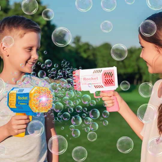 Pistolet à bulles enfants heureux