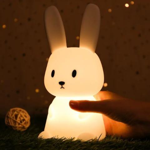 Veilleuse-lapin-lumière-jaune