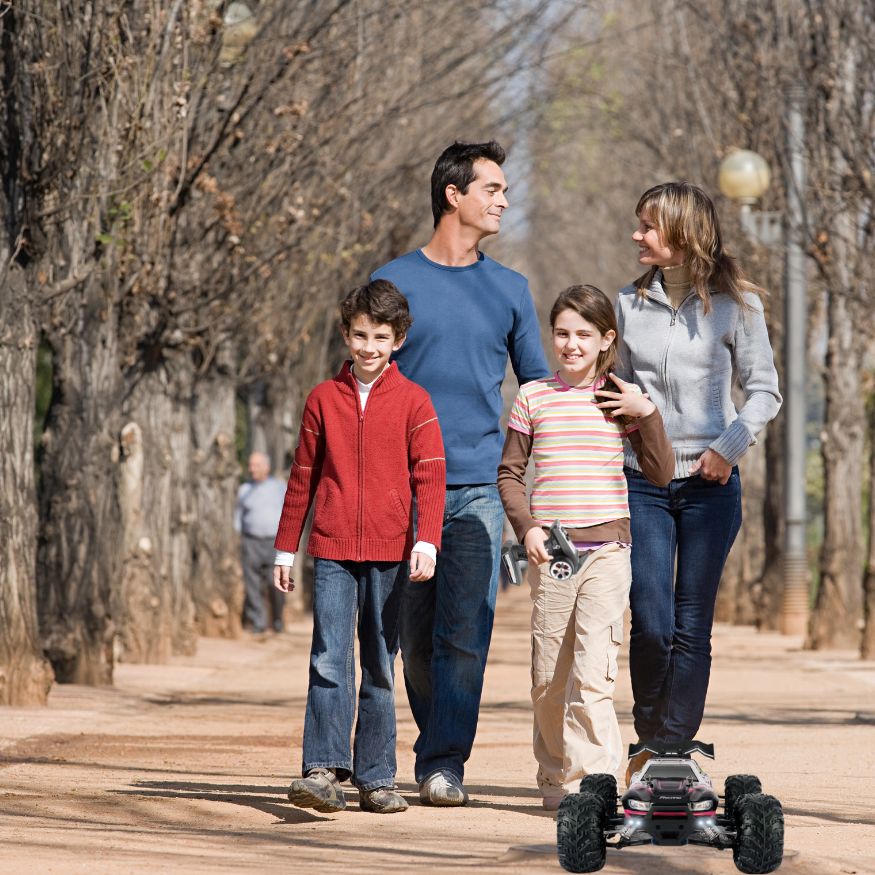 Voiture-tout-terrain-télécommandée-marche-en-famille