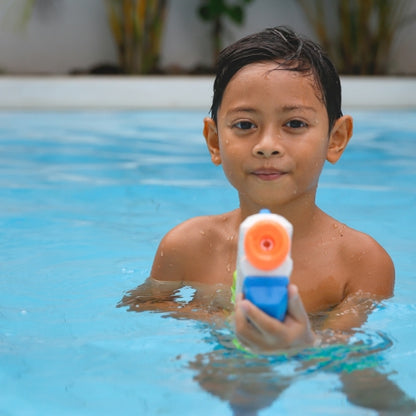 Pistolet à eau puissant piscine garçon